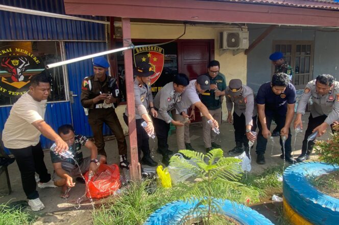 
					Polres Merauke Polda Papua memusnahkan miras selundupan di Pelabuhan Laut. (Polda Papua)