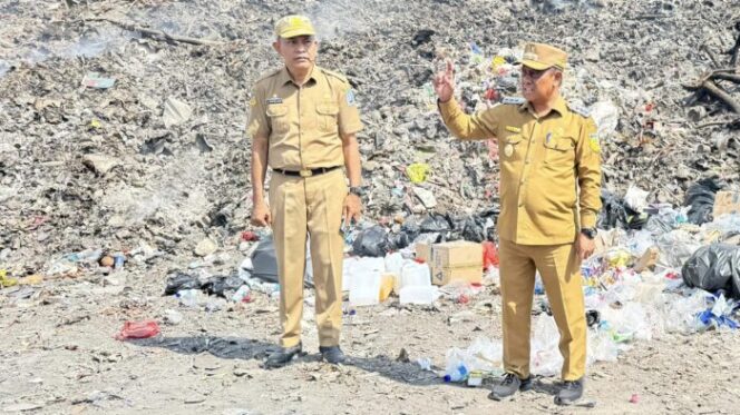 
					Penjabat Bupati Jayapura Semuel Siriwa (kanan) saat meninjau lokasi TPS di Doyo Lama. (Ist)