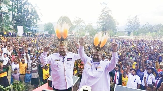 
					Pasangan Calon Gubernur dan Wakil Gubernur Provinsi Papua Pegunungan, Jhon Tabo dan Ones Pahabol saat menyapa masyarakat di Bokondini dalam agenda Kampanye, Rabu 2 Oktober 2024.  (KabarPapua.co/Alan Youwe)