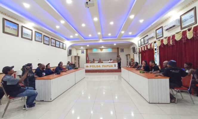 
					Saat pertemuan Koalisi Advokasi Keadilan dan Keselamatan Jurnalis di Tanah Papua di Kantor Polda Papua, Kota Jayapura, Papua. (Foto Dok: Koalisi Advokasi Keadilan dan Keselamatan Jurnalis di Tanah Papua) 