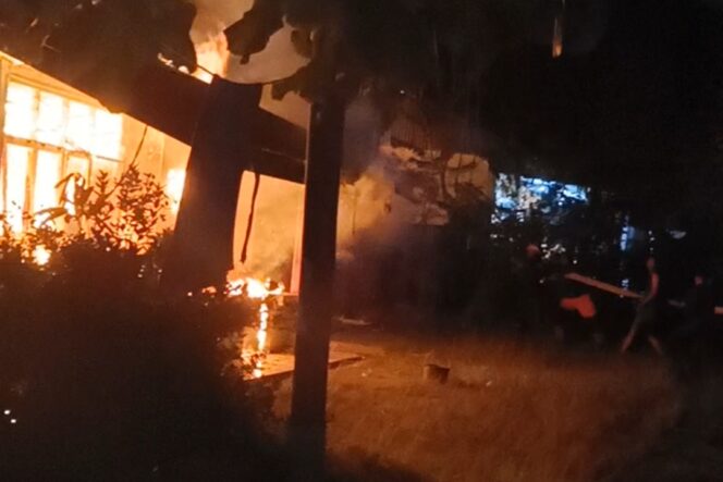 
					Foto tangkapan layar kebakaran rumah di Kabupaten Kepulauan Yapen, Papua, Jumat malam 11 Oktober 2024. (Ist)