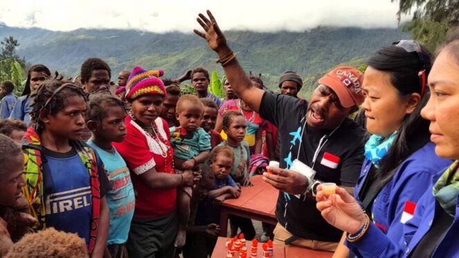 
					Maximus Tipigau saat pengobaan gratis di tengah masyarakat asli Papua. Foto: Maximus Tipigau.