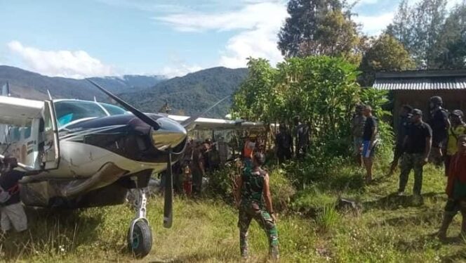 
					Pesawat Smart Air tergelincir di Intan Jaya. Foto: Polda Papua.