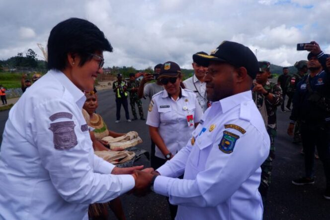 
					Penjabat Sementara (Pjs) Bupati Pegunungan Bintang (Pegubin), Yohanes Penias Lani, S.kom, M.Pw tiba di Oksibil, ibu kota Kabupaten Pegunungan Bintang, Rabu 2 September 2024.  Kehadirannya di Oksibil, disambut hangat Sekretaris Daerah Pemkab Pegubin, Jeni Linthin, SH, M.Si dan jajaran forkopimda serta masyarakat setempat.
Foto: Pjs Bupati Pegubin for KabarPapua