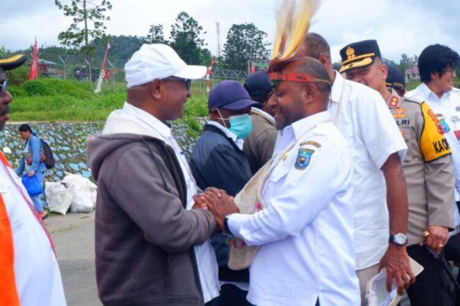 
					Penjabat Sementara (Pjs) Bupati Pegunungan Bintang (Pegubin), Yohanes Penias Lani, S.kom, M.Pw saat tiba di Bandara Oksibil. Foto: Pjs Bupati Pegubin for KabarPapua