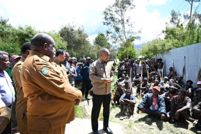 
					Pj Gubernur Papua Pegunungan, Velix Wanggai hadir untuk mendamaikan kedua kelompok warga yang bertikai di Wamena. Foto: ist