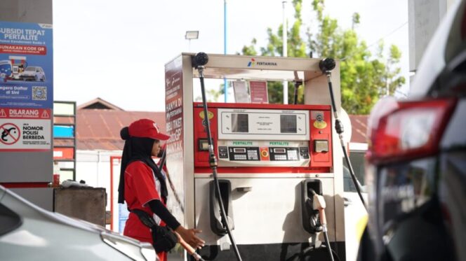 
					Ilustrasi petugas SPBU. Foto: Pertamina