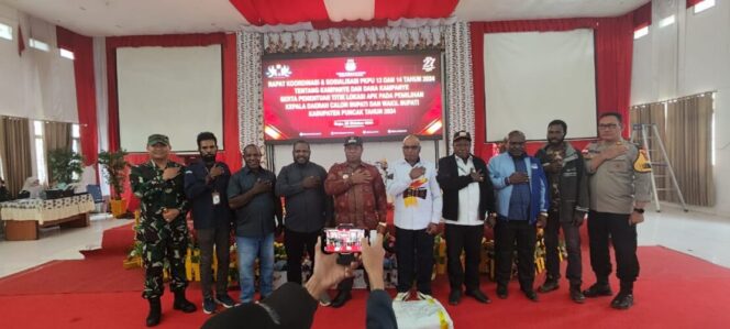 
					Foto bersama usai penetapan jadwal kampanye terbuka KPU Kabupaten Puncak. Foto: Diskominfo Puncak.