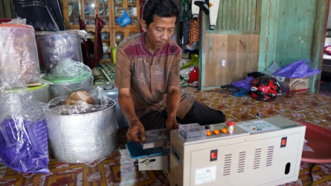 
					Syairillah, pelaku UMK di Kecamatan Martapura, Kabupaten Banjar, Kalimantan Selatan, dapat meningkatkan produktivitas usahanya yang bergerak di bidang makanan, setelah mendapatkan akses listrik PLN.  Foto: PLN