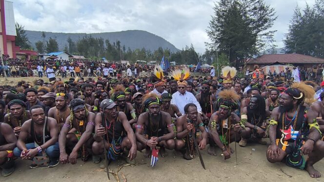 
					Calon Gubernur dan Wakil Gubernur Papua Tengah nomor urut 4, Willem Wandik dan Aloysius Giyai disambut masyarakat  Puncak, Rabu 9 Oktober 2024. (Ist)