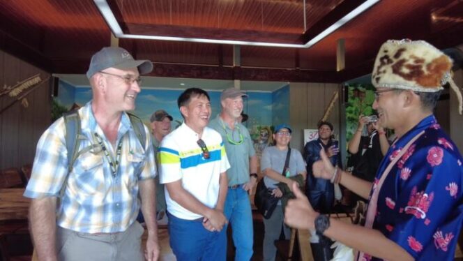 
					Menparekraf Sandiaga Uno (kanan) bersama EVP Tehcnical Services PTFI Chris Zimmer (kiri) pada Festival Asmat Pokman ke-37 tahun 2024 di Kabupaten Asmat, Papua Selatan. (Freeport)