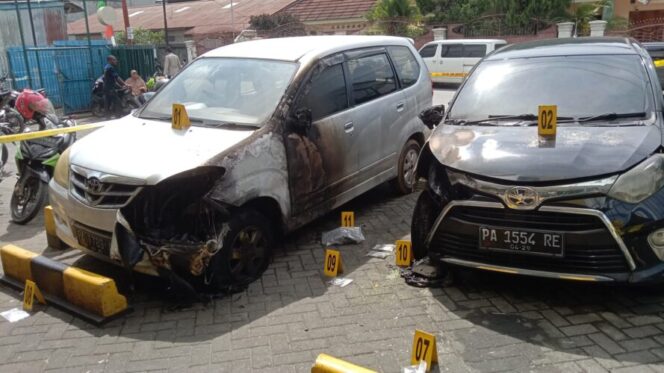 
					Dua mobil operasional 
di Kantor Jubi yang terkena lemparan bom. Foto: ist