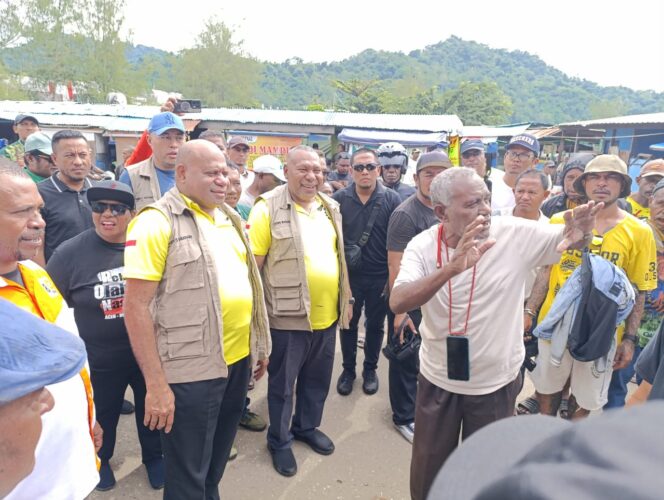 
					Pasangan Mari-Yo saat kampanye di Serui, Kabupaten Kepulauan Yapen. Foto: Tim Mari-Yo