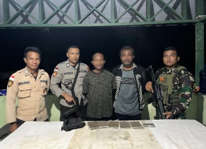 
					Kedua pelaku pembawa ganja kering di perbatasan Papua-Papua Nugini. Foto: Pendam Cenderawasih.