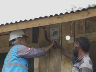 Penyalaan listrik rumah keluarga kurang mampu di Papua dari donasi pegawai PLN. (Foto; PLN)