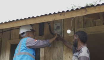 Penyalaan listrik rumah keluarga kurang mampu di Papua dari donasi pegawai PLN. (Foto; PLN)