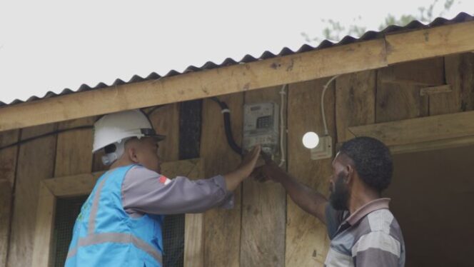 
					Penyalaan listrik rumah keluarga kurang mampu di Papua dari donasi pegawai PLN. (Foto; PLN)