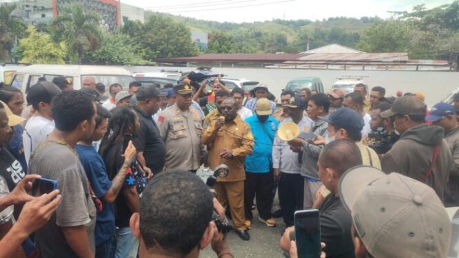 
					Kepala Dinas Perhubungan Papua, David Telenggen saat menemui para sopir angkot di Kota Jayapura. (KabarPapua.co/Natalya Yoku)