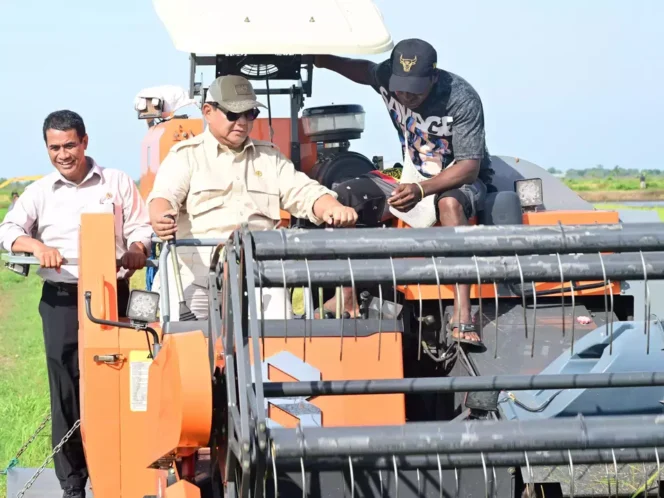 
					Presiden Prabowo Subianto didampingi Menteri Pertanian Andi Amran Sulaiman mencoba alat memanen padi combine harvester di Desa Telaga Sari, Distrik Kurik, Merauke, Papua Selatan, Minggu, 3 November 2024. (Istimewa)