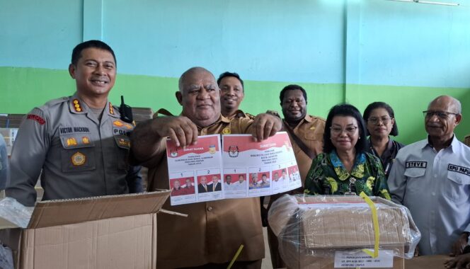 
					Pembukaan penyortiran dan pelipatan surat suara Pilkada di Gudang KPU.(KabarPapua.co/Imelda)