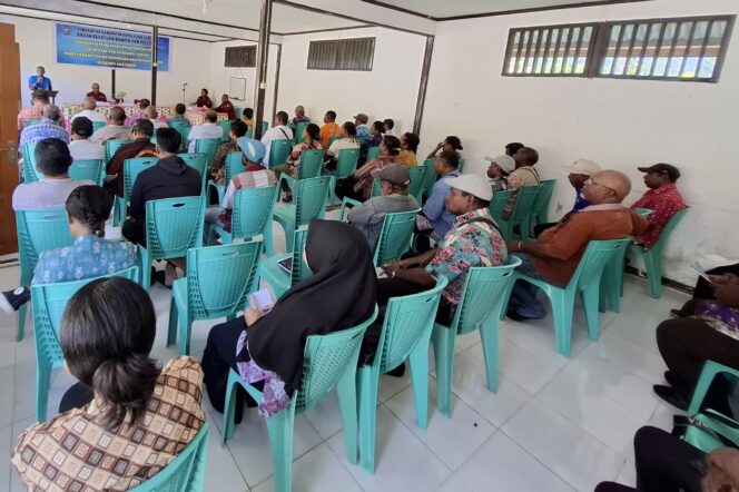 
					Suasana sosialisasi Pilkada oleh Kesbangpol Kepulauan Yapen di Distrik Anotourei. (KabarPapua.co/Ainun Faathirjal)