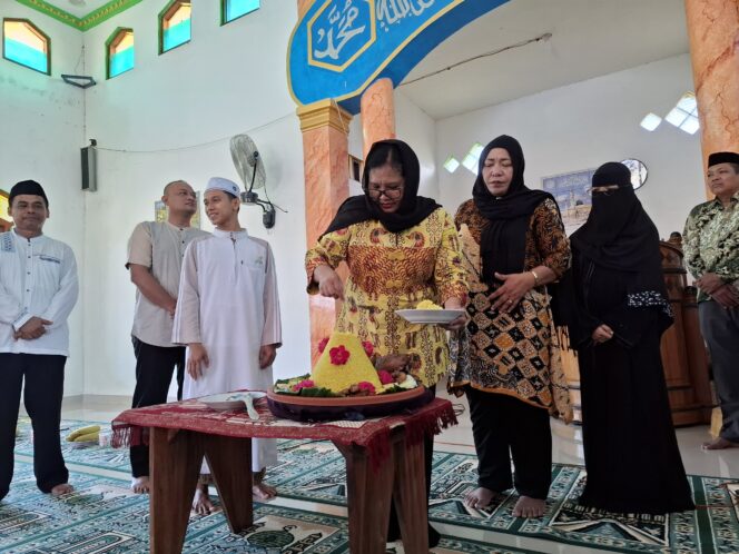 
					Pemotongan tumpeng oleh Penjabat Bupati Suzana Wanggai, tanda diresmikannya
Pondok Tahfidz Pesantren Al Hikmah Panduami Distrik Kosiwo pada Minggu 10 November 2024. (KabarPapua.co/Ainun Faathirjal)