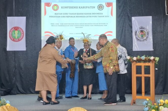 
					Penjabat Bupati Kepulauan Yapen, Suzana Wanggai membuka Konferensi Kabupaten IGTKI PGRI. (KabarPapua.co/Ainun Faathirjal)