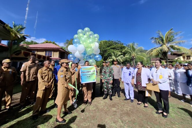 
					Pj Bupati Yapen, Suzana Wanggai saat meluncurkan Integritas Layanan Primer dengan pelepasan balon udara. (KabarPapua.co/Ainun Faathirjal)