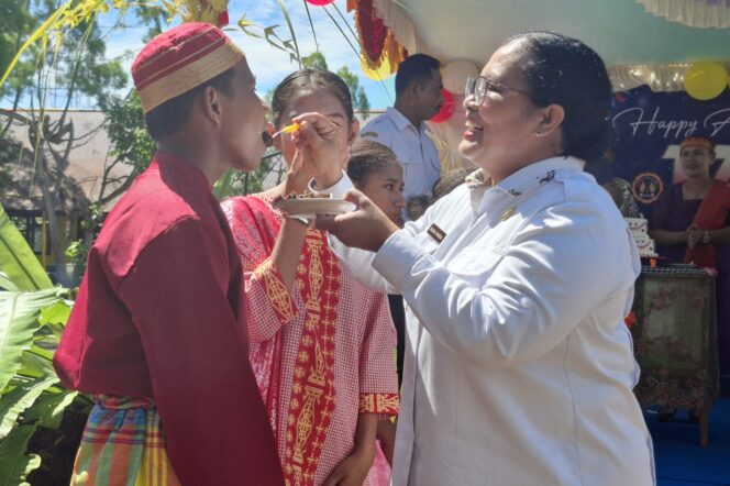 
					Pj Bupati Kepulauan Yapen, Suzana Wanggai menyuapi  siswa di HUT SMPN Anotourei. (KabarPapua.co/Ainun Faathirjal)