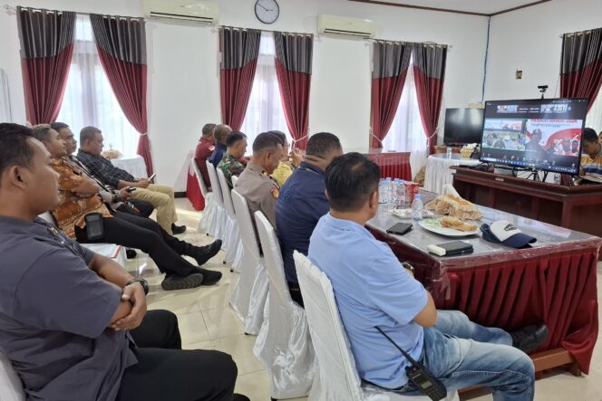 
					Suasana video conference (Vicon) rapat koordinasi persiapan Pilkada serentak di Kepulauan Yapen, Kamis 21 November 2024. (KabarPapua.co/Ainun Faathirjal)