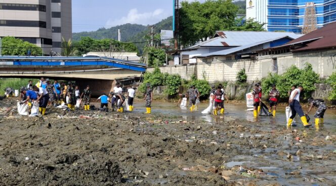 
					TNI AL menyisir sampah di Kali Anafri Kota Jayapura, Papua. (KabarPapua.co/Imelda)