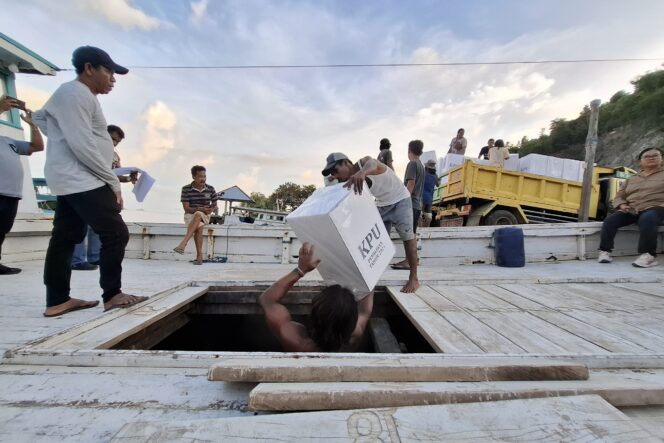 
					Proses distribusi logistik Pilkada di Kepulauan Yapen menggunakan kapal laut, Sabtu 23 November 2024. (KabarPapua.co/Ainun Faathirjal)