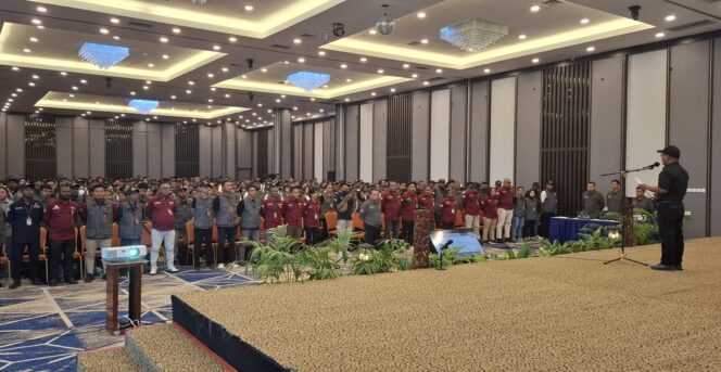 
					Bawaslu Papua menggelar apel siaga masa tenang pungut hitung suara Pilkada 2024 di Hotel Aston Jayapura. (KabarPapua.co/Imelda)