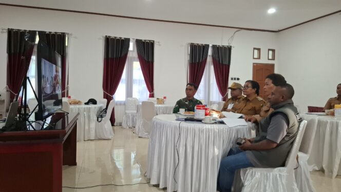 
					Penjabat Bupati Kepulauan Yapen, Suzana Wanggai mengikuti rapat virtual pemantauan tahapan Pilkada serentak bersama Penjabat Gubernur Papua, Ramses Limbong. (KabarPapua.co/Ainun Faathirjal)