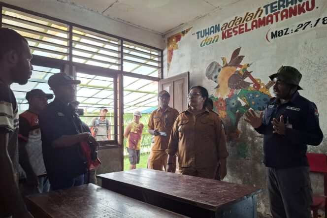 
					Penjabat Bupati Kepulauan Yapen, Suzana Wanggai melakukan pemantauan kesiapan TPS di Kelurahan Ansus, Distrik Yapen Barat. (KabarPapua.co/Ainun Faathirjal)