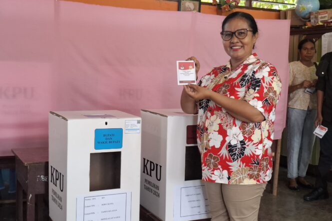 
					Penjabat Bupati Kepulauan Yapen, Suzana Wanggai menunjukkan surat suara Pilkada 2024 usai menyoblos. (KabarPapua.co/Ainun Faathirjal)