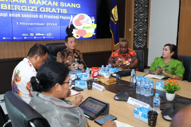 
					Penjabat Gubernur Papua, Ramses Limbong memimpin rapat bersama bupati dan walikota membahas program makan siang bergizi bagi pelajar di daerah. (KabarPapua.co/Imelda)