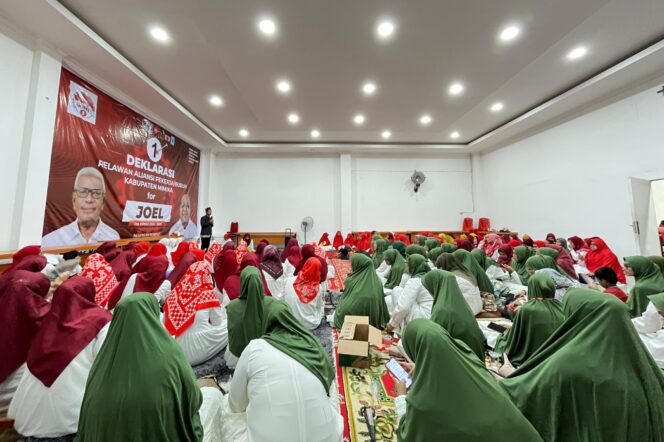 
					Relawan Gabungan Muslimah menggelar pengajian bersama untuk penguatan dukungan pemenangan Johannes Rettob - Emanuel Kemong (JOEL) di Pilkada Mimika. (Ist)