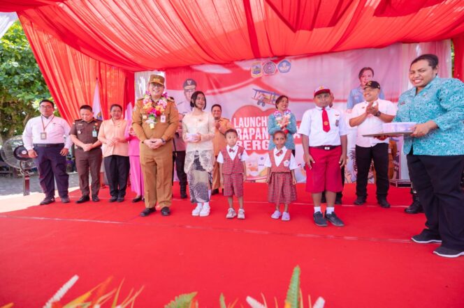 
					Penjabat Gubernur Papua Tengah, Anwar Harun Damanik saat launching program Sarapan Sehat Bergizi untuk 3.300 pelajar. (Humas Pemprov Papua Tengah)