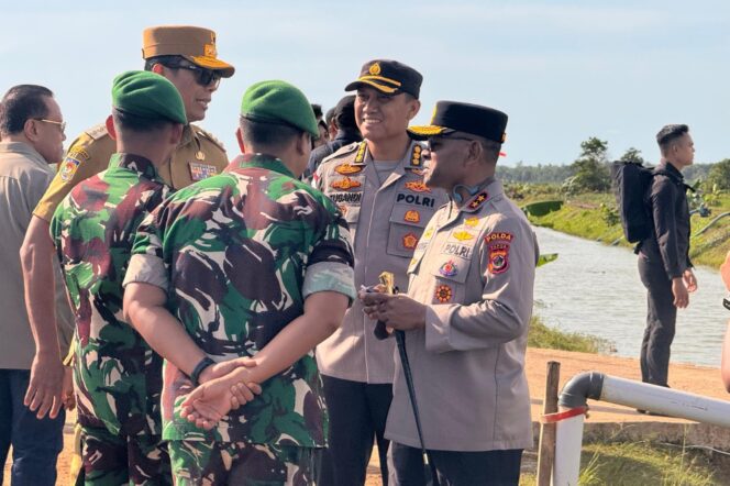 
					Kapolda Papua, Irjen Pol. Patrige R. Renwarin memimpin pengamanan rangkaian kunjungan kerja Presiden Prabowo Subianto di Kabupaten Merauke. (Polda Papua)