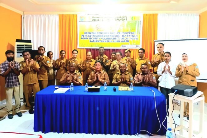 
					Sekda Kepulauan Yapen, Erny Tania foto bersama peserta pelatihan pencegahan kerawanan pangan. (Humas Pemkab Yapen)