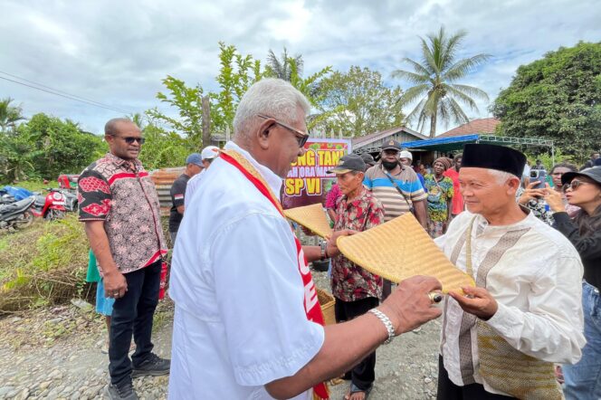 
					Calon Bupati Mimika, Johannes Rettob menyapa warga Kampung Naenamuktipura SP 6, Distrik Iwaka, Selasa 5 November 2024. (Ist)