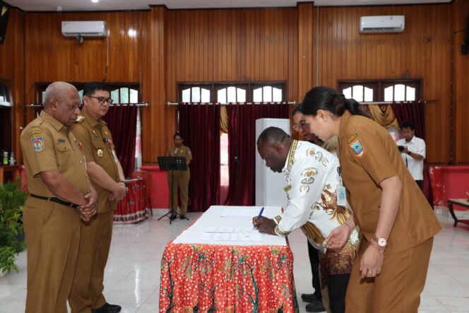 
					Pemerintah Provinsi Papua Tengah menggelar penandatanganan NPHD untuk 2 yayasan Kristen. (Humas Pemprov Papua Tengah)