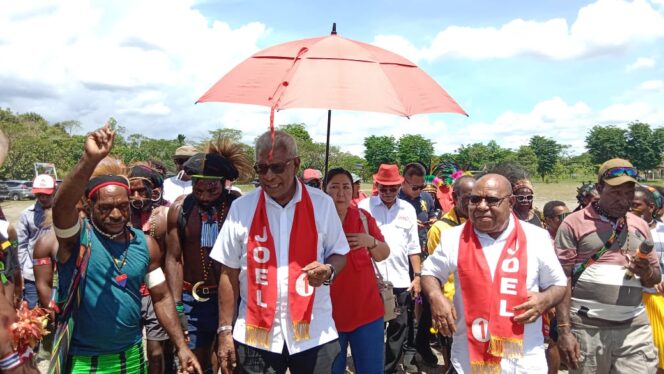 
					Paslon Bupati dan Wakil Bupati Mimika, Johannes Rettob-Emanuel Kemong bersama warga Utikini. (Ist)