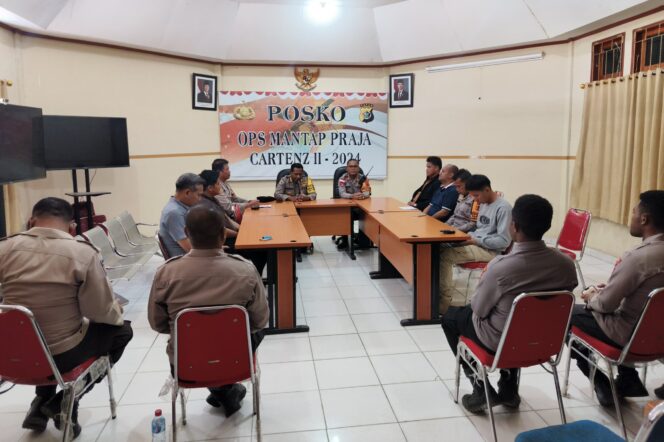 
					LO Polda Papua Pegunungan Kombes Pol Andi Yoseph Enock saat pertemuan di Mapolres Tolikara. (Polda Papua)