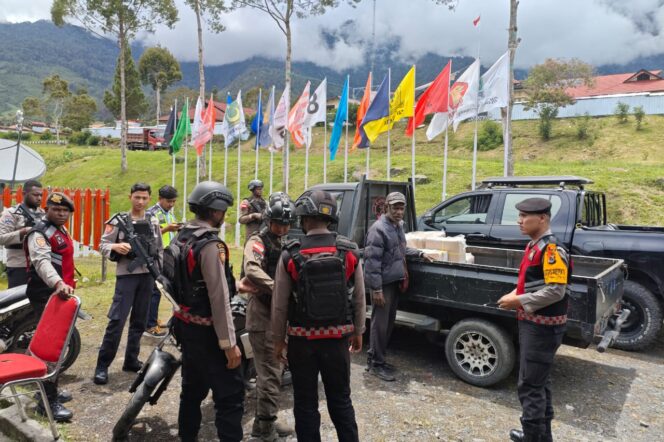 
					Polres Puncak Jaya mengawal logistik Pilkada 2024 di Bandara Mulia,  Kamis 7 November 2024. (Polda Papua)
