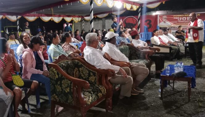 
					Calon Wakil Bupati Mimika, Emanuel Kemong menyapa warga Kompleks Kehutanan- Sempan. (Ist)