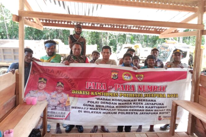 
					Polsek Muara Tami Polda Papua menyambangi pekerja timbunan jalan. (Polda Papua)