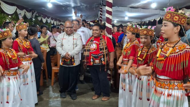 
					Calon Wakil Bupati Mimika, Emanuel Kemong disambut tarian adat Toraja saat meresmikan Posko Pemenangan Solata Samratulangi Ujung. (Ist) 