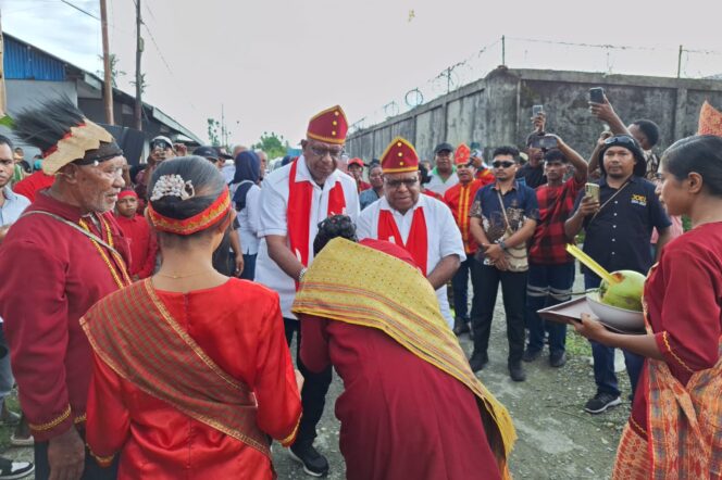 
					Relawan Ohoi Ngefuit Mimika menggelar upacara adat untuk membuktikan 100 persen dukungan untuk JOEL di Pilkada Mimika. (Ist(